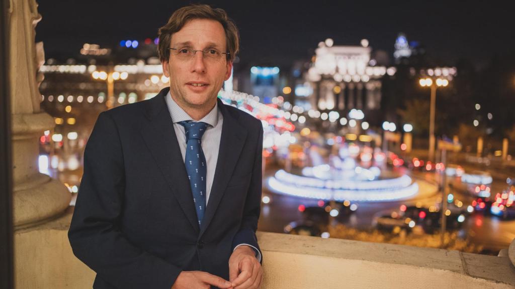 El candidato del Partido Popular a la alcaldía de Madrid desafía los 8 grados desde el balcón del Edificio de Correos.
