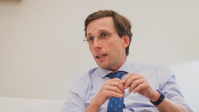 El alcalde de Madrid, José Luis Martínez Almeida, durante una entrevista con Madrid Total.
