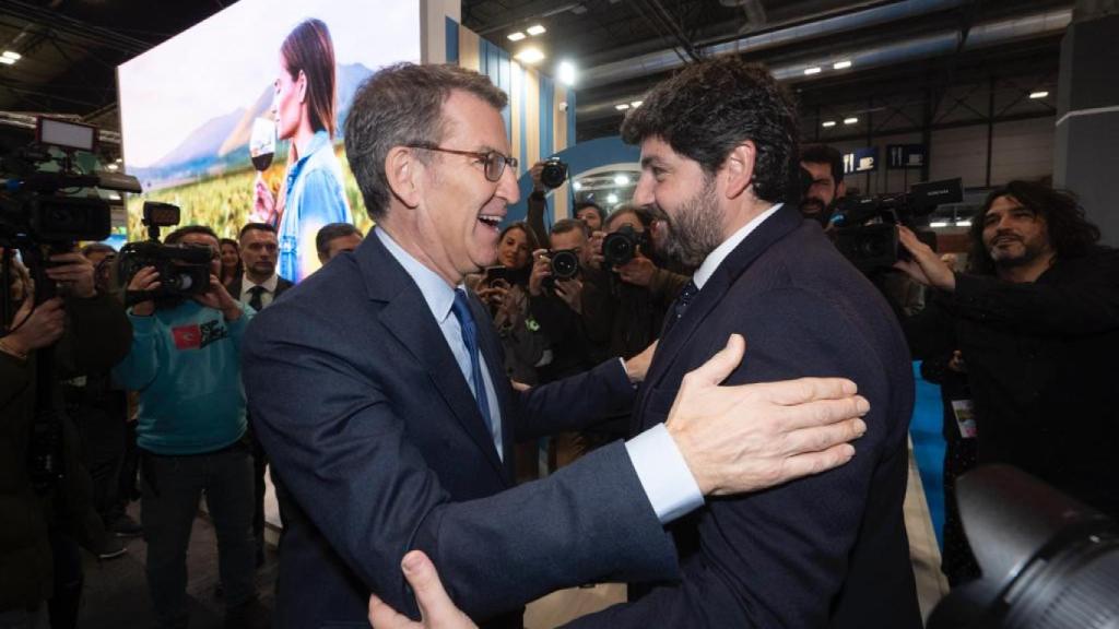El presidente del PP, Alberto Núñez Feijóo, y el jefe del Ejecutivo murciano, Fernando López Miras, este viernes. en el stand que la Región de Murcia tiene en Fitur.