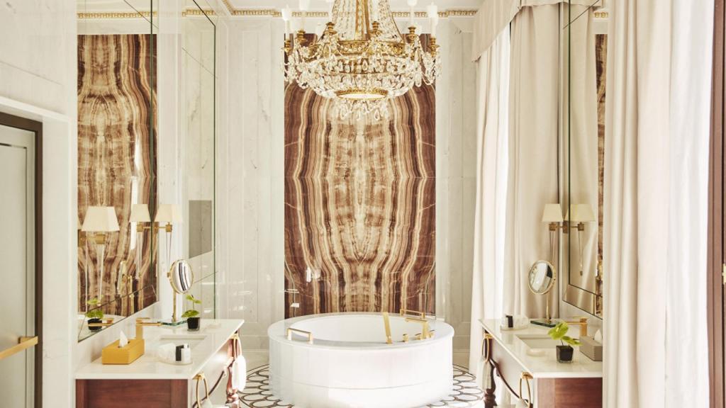 El baño spa de la Suite Real del Four Seasons.