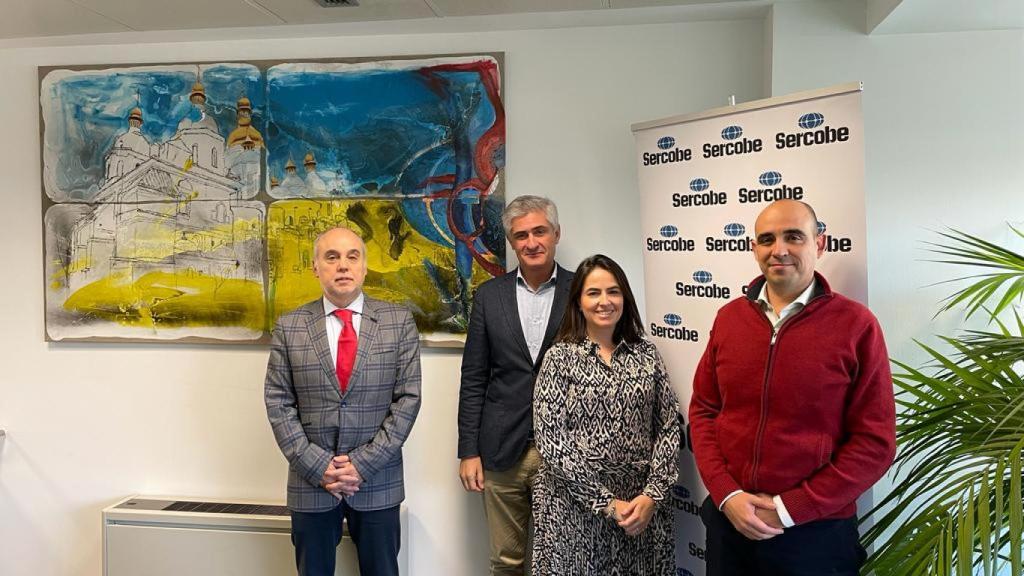 José Ignacio Mora (izquierda), director general de Sercobe, posa ante la mitad del cuadro de Ángel Uranga con su nuevo equipo directivo (de izquierda a derecha): Rafael Álvarez de Toledo, director de Exportación;  María Eugenia Díaz, directora del Departamento de Interior; y José Antonio Palazón, director financiero.