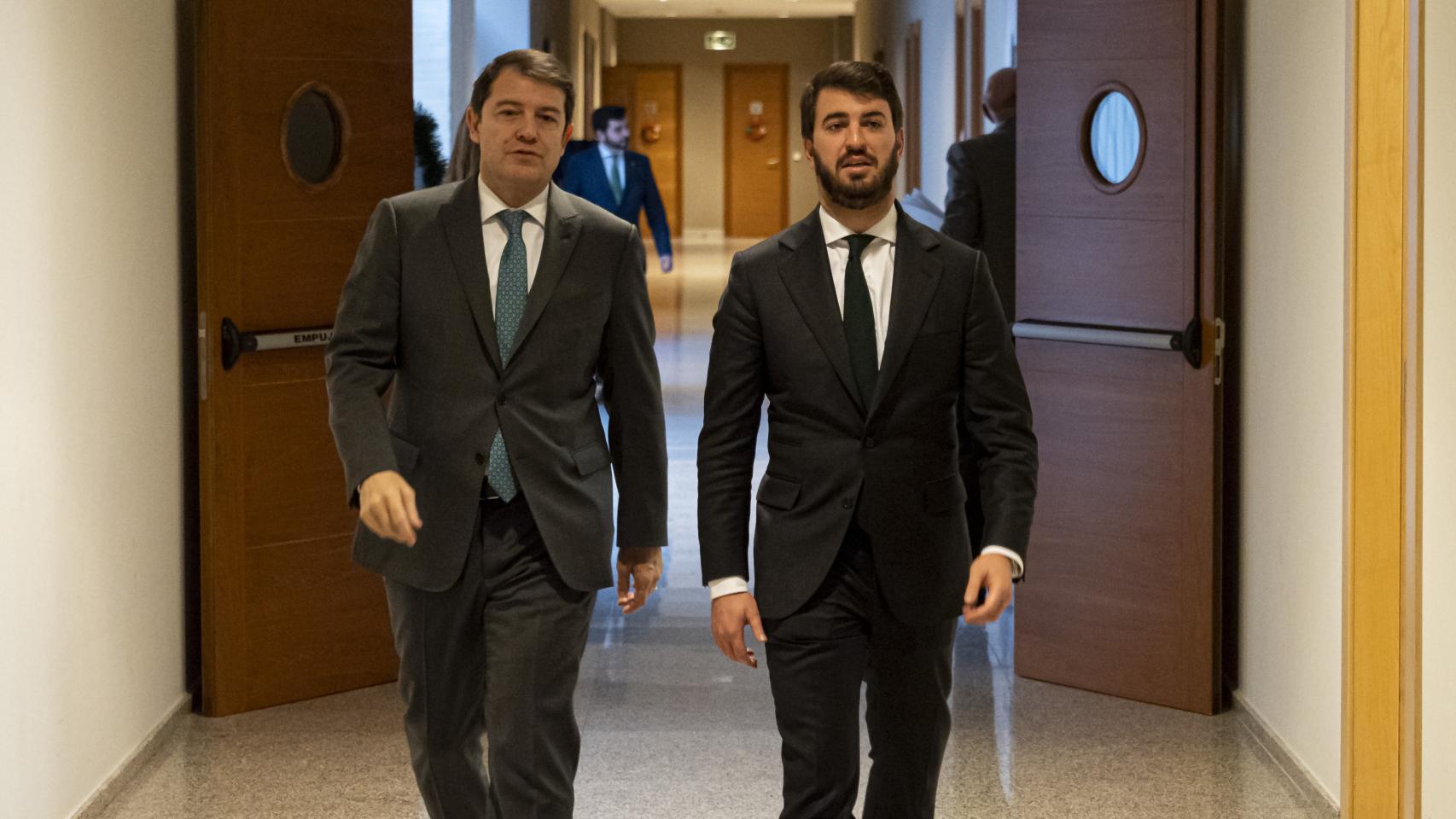 Alfonso Fernández Mañueco y Juan García-Gallardo en las Cortes de Castilla y León, el pasado 23 de diciembre.