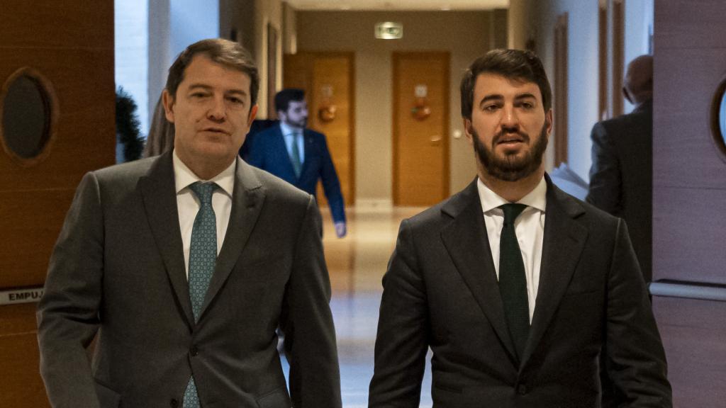 Alfonso Fernández Mañueco y Juan García-Gallardo en las Cortes de Castilla y León, el pasado 23 de diciembre.