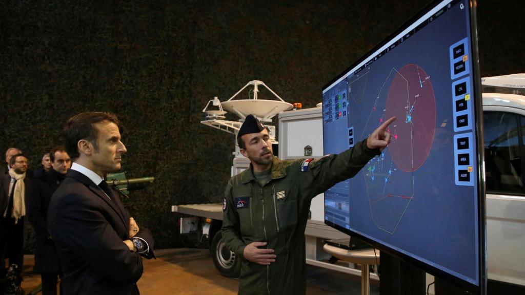 Emmanuel Macron, escucha las explicaciones mientras visita la base aérea de Mont-de-Marsan