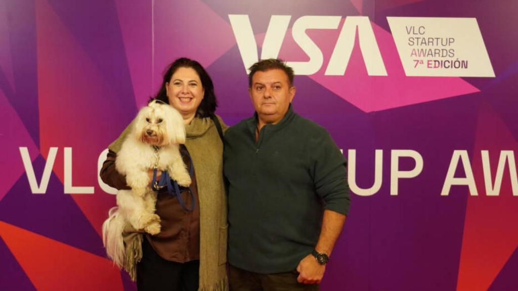 Helga y Pedro junto a su perrito Hugo.