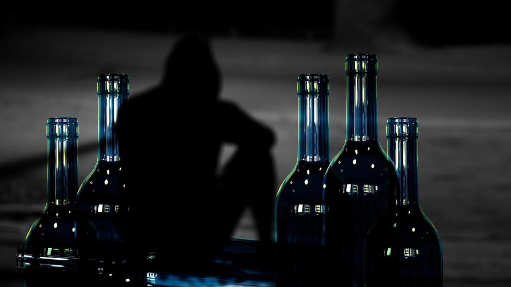 Imagen de archivo de un hombre con botellas de alcohol.