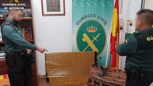Agentes de la Guardia Civil, con algunos de las herramientas para los robos intervenidas.