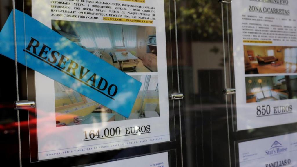 El panel del escaparate de una inmobiliaria.