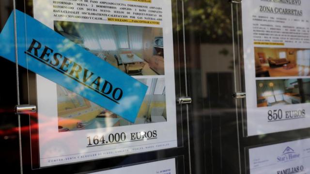 El panel del escaparate de una inmobiliaria.