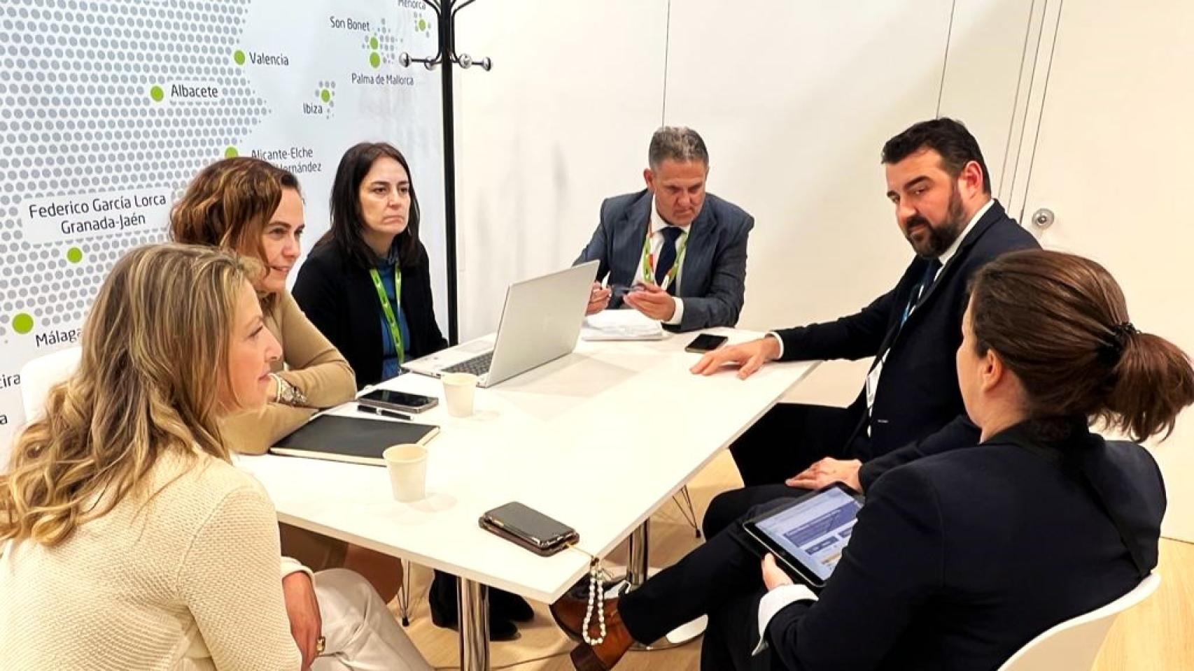 En la reunión entre AENA y Costa Blanca han abordado las líneas para la estrategia de crecimiento.