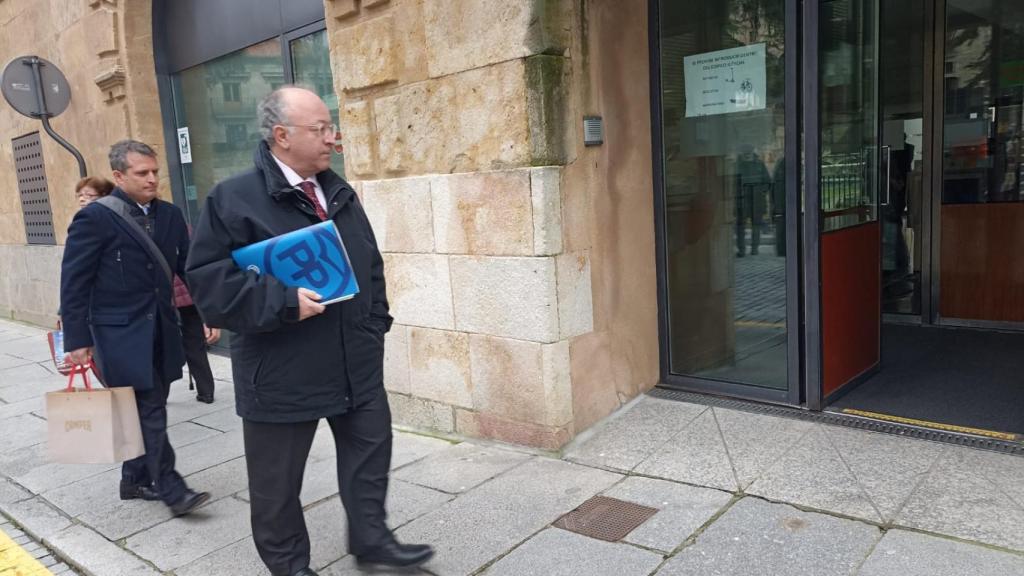 Puertas del juzgado antes de comenzar la sesión con la presencia del abogadoy procurador del PP