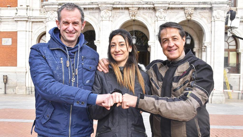 De izquierda a derecha: Julio, Lara y Félix, en la Plaza Mayor de Valladolid atendiendo a EL ESPAÑOL de Castilla y León