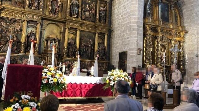 Misa nocturna celebrada en una iglesia de Valladolid