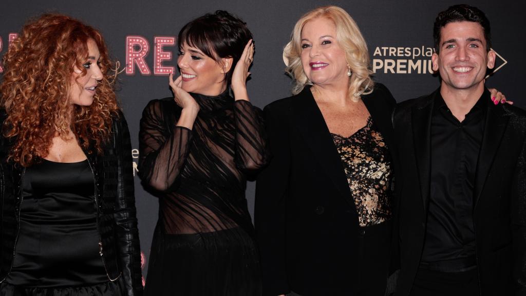 Bárbara Rey junto a su hija y los protagonistas de la serie.