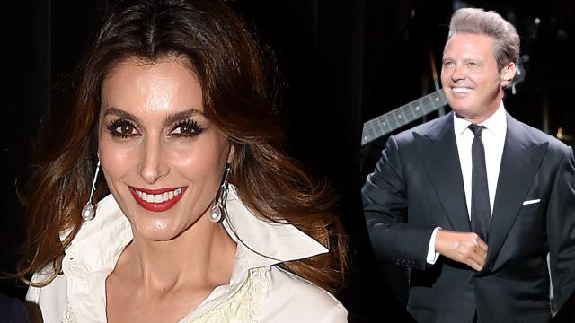 La diseñadora Paloma Cuevas junto al cantante Luis Miguel en un montaje de EL ESPAÑOL.