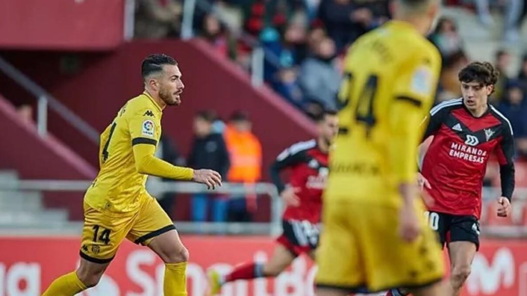 Xavi Torres durante un partido con el Lugo