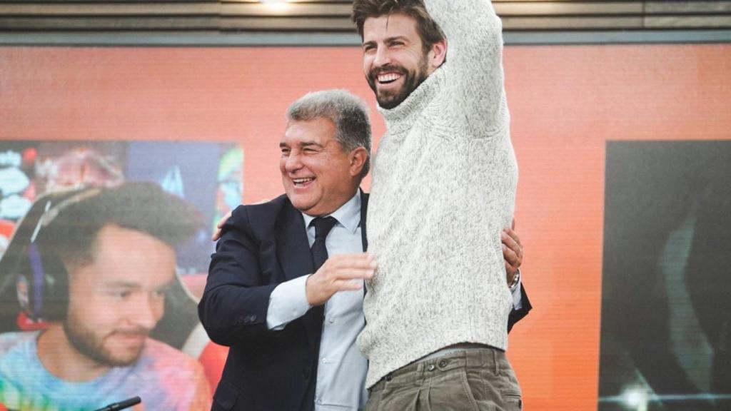 Piqué y Joan Laporta, en el momento del anuncio.