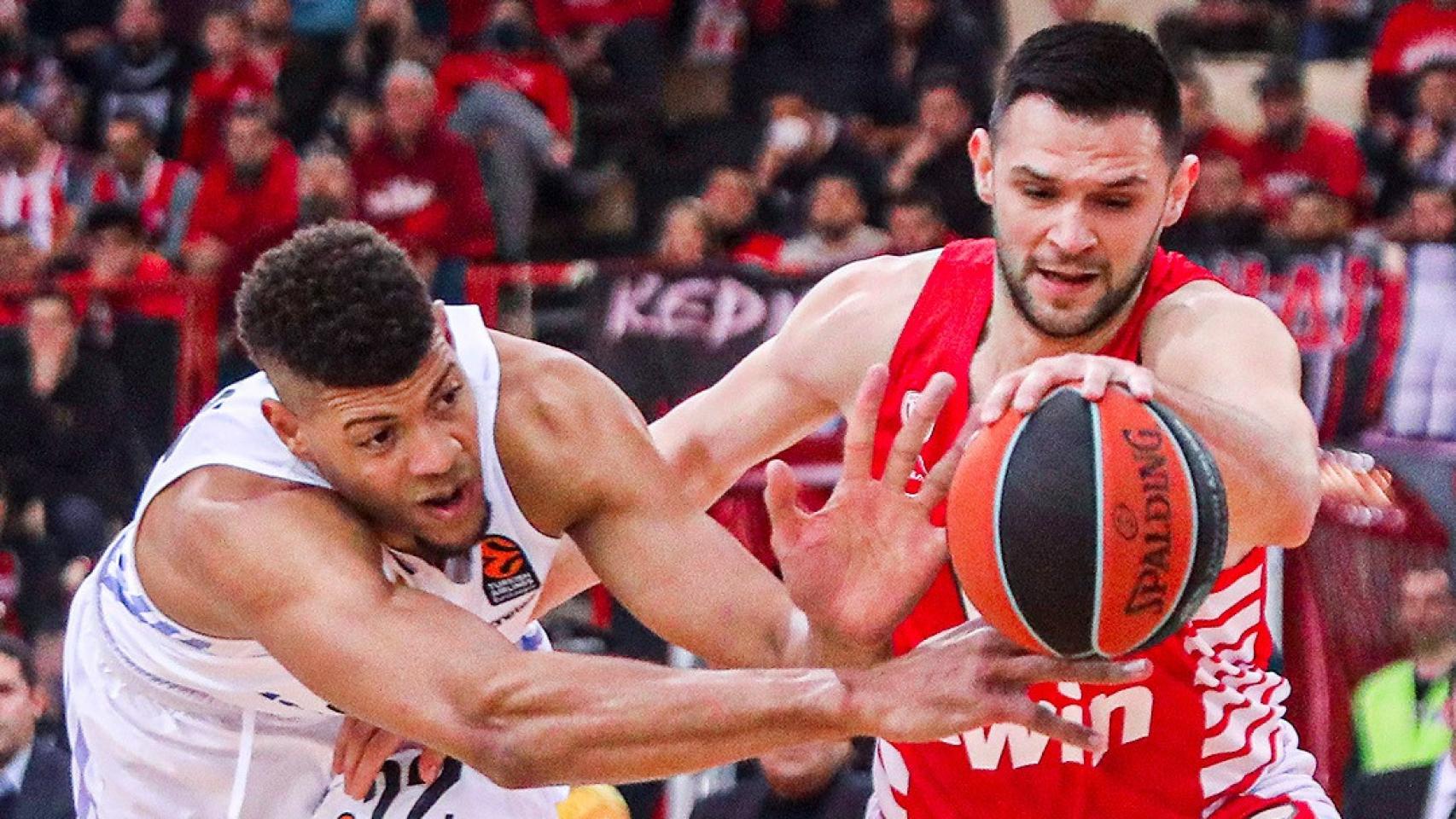 Tavares trata de llevarse el balón en el partido ante el Olympiacos.