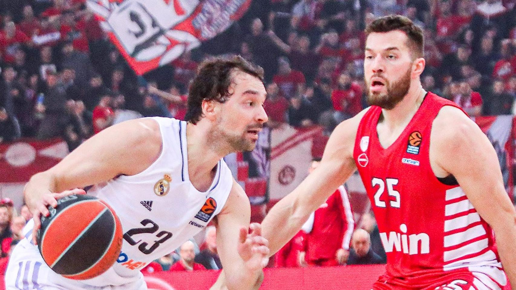 Llull protege la bola en el partido ante Olympiacos.