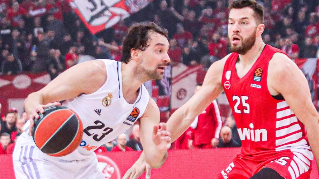 Llull protege la bola en el partido ante Olympiacos.