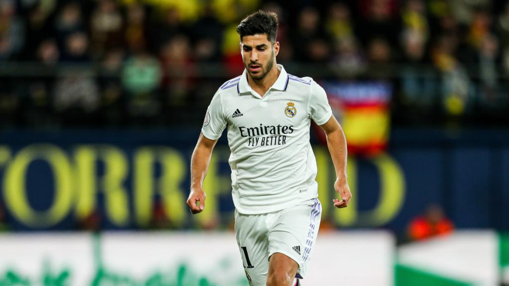 Marco Asensio juega un balón durante el partido de Copa del Rey contra el Villarreal