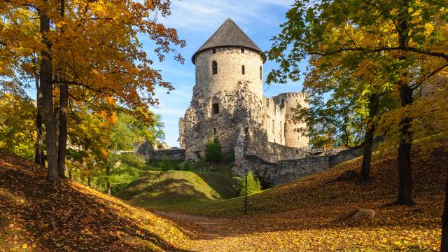 Panorámica del castillo de Cesis, uno de los mejores conservados de Europa.