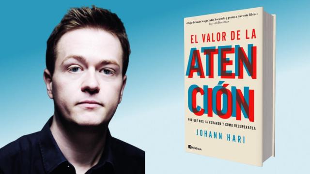 El divulgador y escritor Johann Hari junto a la portada de su último libro.