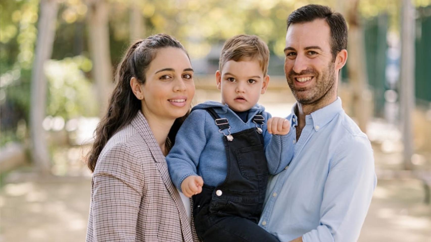 Alberto y María Gracia, los padres de Alberto, con su pequeño en brazos.