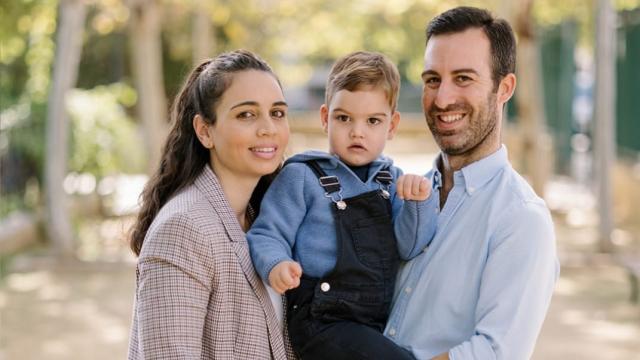 Alberto y María Gracia, los padres de Alberto, con su pequeño en brazos.