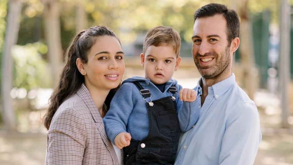 Alberto y María Gracia, los padres de Alberto, con su pequeño en brazos.