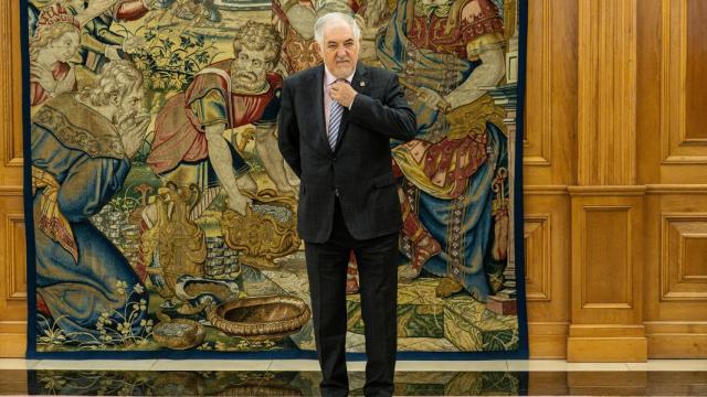 Conde-Pumpido, el pasado día 13 en La Zarzuela, esperando al Rey./