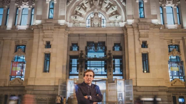 El alcalde de Madrid, José Luis Martínez Almeida frente al consistorio capitalino en la Plaza de Cibeles.