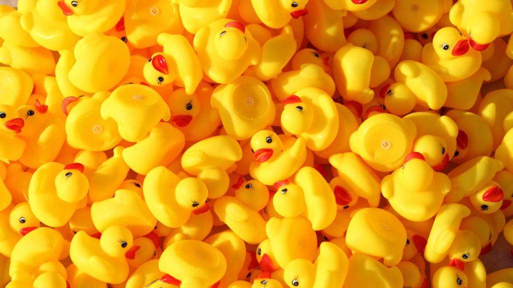 Adoración a un pato de goma: el santuario más loco de Lavapiés es de entrada gratuita