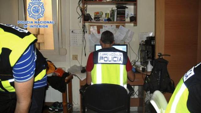 La Policía Nacional, revisando los archivos de un pederasta.
