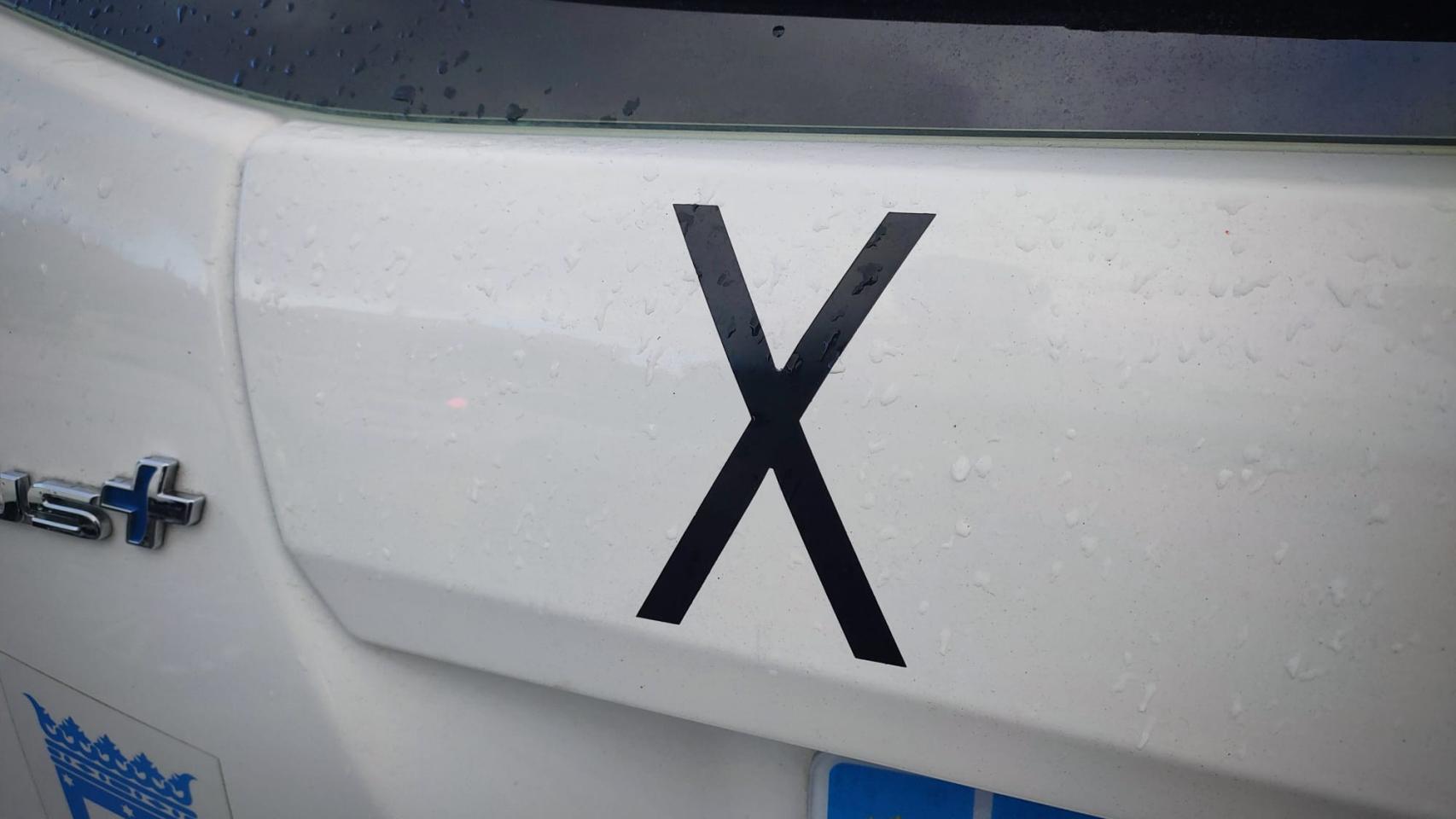 Una equis en la carrocería de un taxi de Madrid.