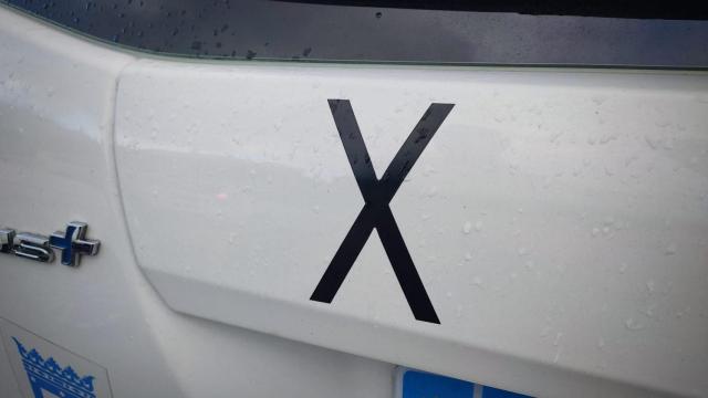 Una equis en la carrocería de un taxi de Madrid.