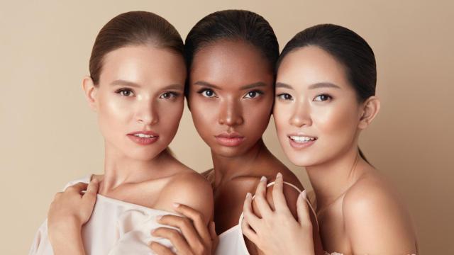 Tres mujeres, posando.