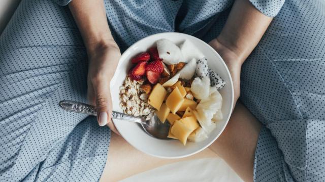 Una mujer, desayunando.