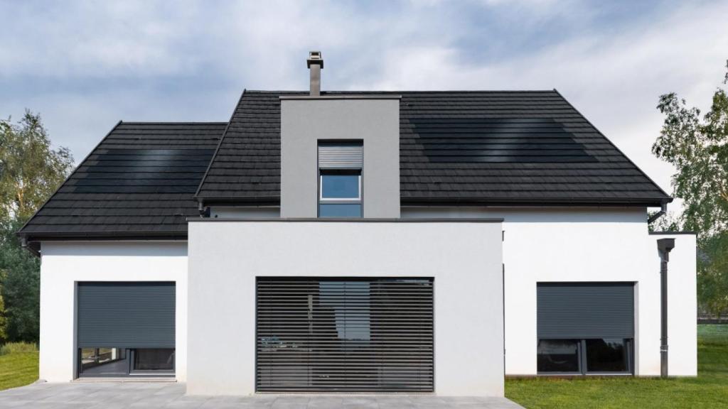 Una vivienda con tejas solares.