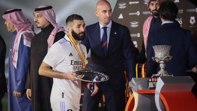 El delantero del Real Madrid Karim Benzema recoge el trofeo de subcampeón tras la final de la Supercopa de España 2023.