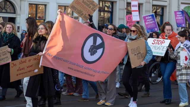Marcha de personas que apoyan a las mujeres que desean abortar en La Haya (Holanda).