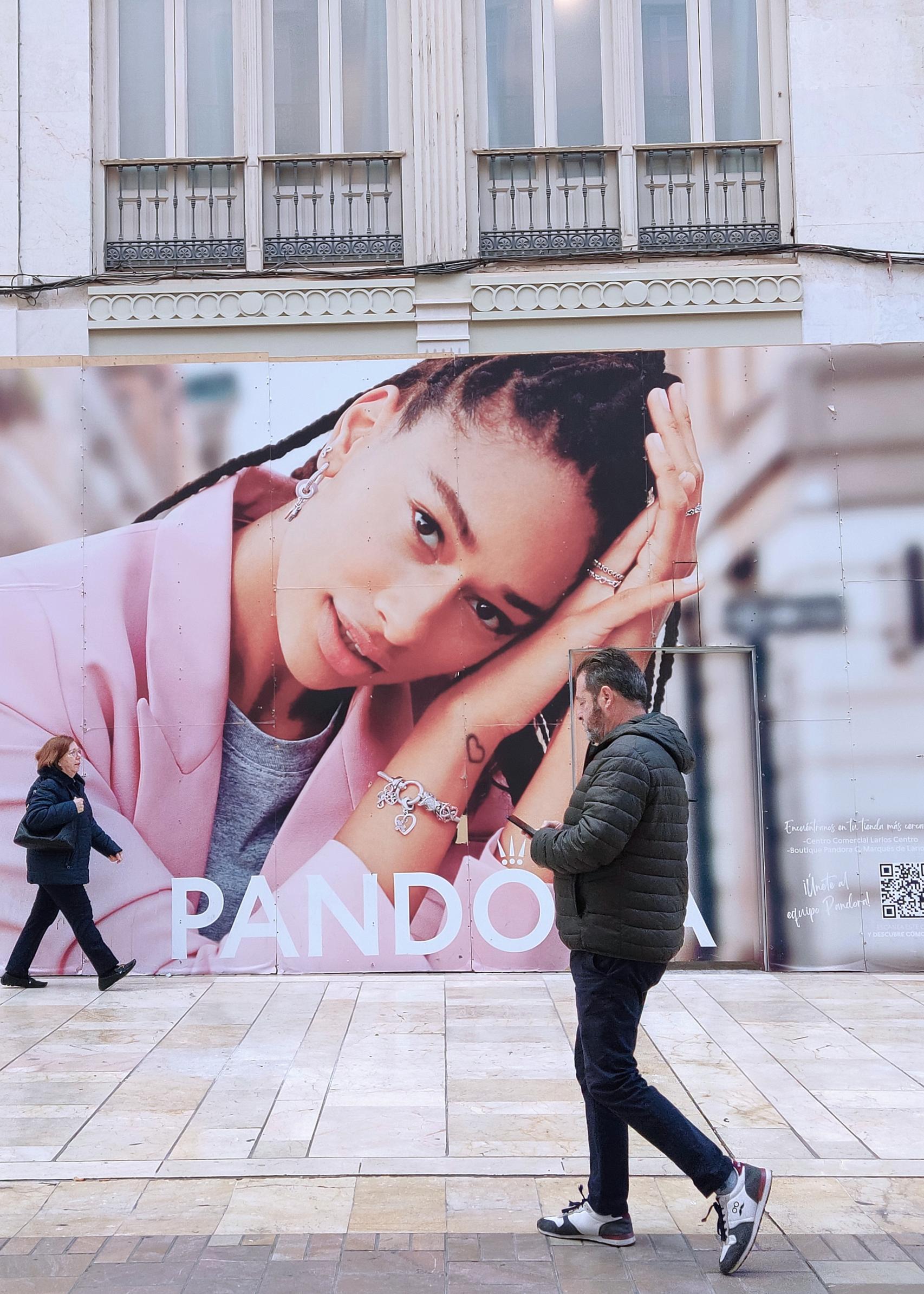 Panel de Pandora en el nuevo local de la calle Larios.