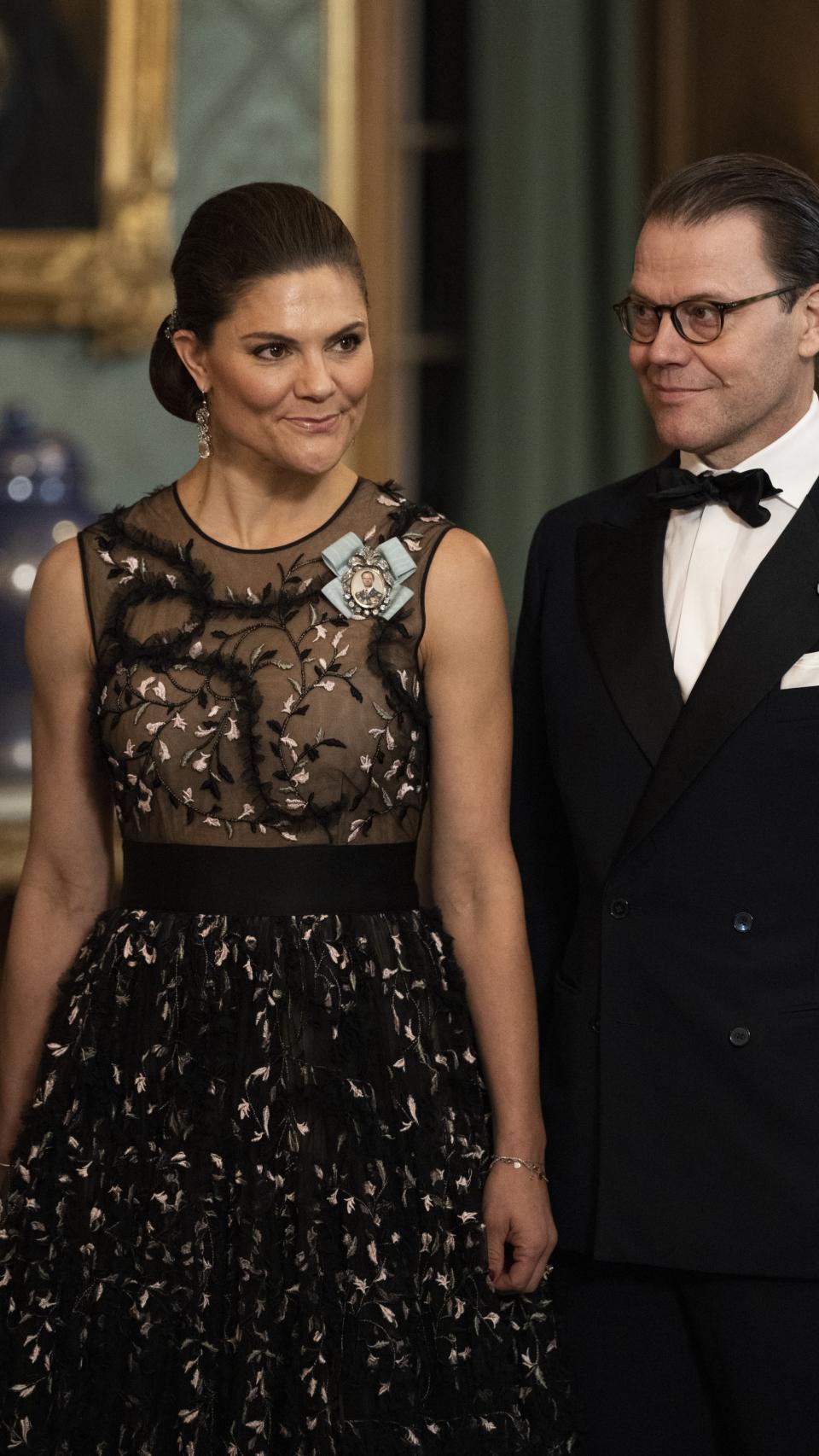 El llamativo 'look' de Victoria de Suecia para la cena de gala.