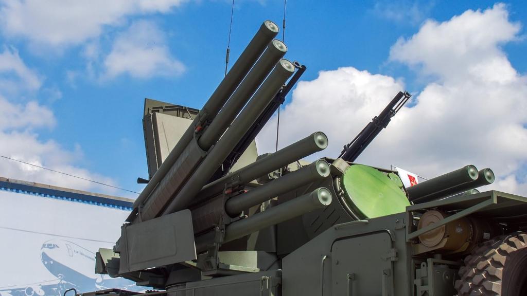 Lanzadores de misiles interceptores instalados en el Pantsir