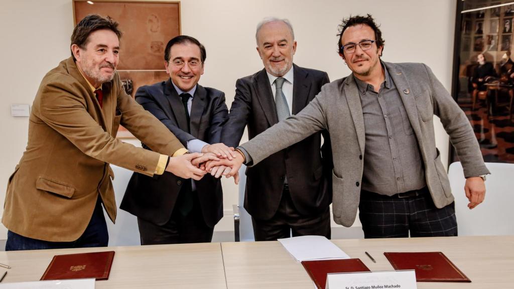El escritor y director del Instituto Cervantes, Luis García Montero; el ministro de Asuntos Exteriores, Unión Europea y Cooperación, José Manuel Albares; el director de la Real Academia Española, Santiago Múñoz Machado y el alcalde de Cádiz, José María González, posan durante el acto de presentación del IX Congreso internacional de la Lengua Española. Foto: Carlos Luján / Europa Press