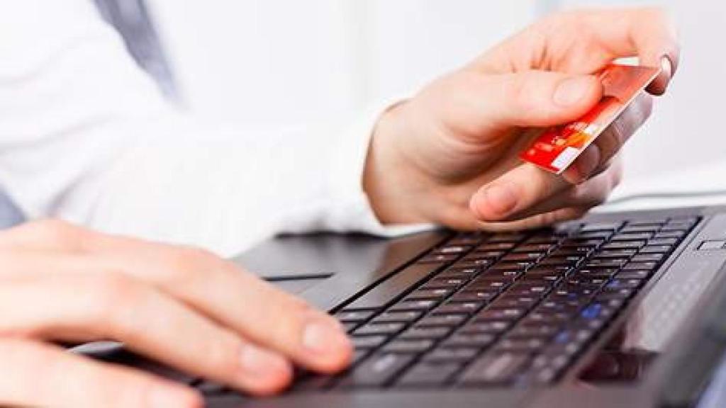 Un hombre realiza un pago 'online' con tarjeta de crédito.