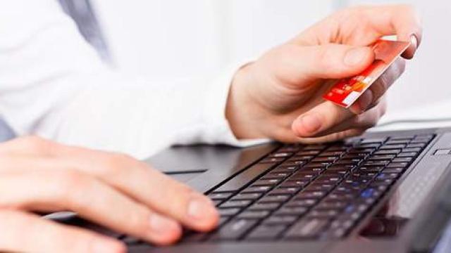 Un hombre realiza un pago 'online' con tarjeta de crédito.