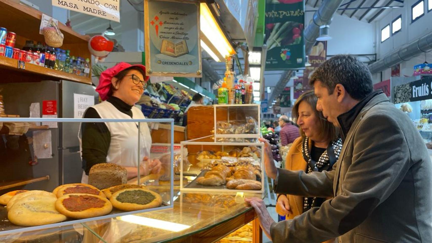 Mazón en el mercado de Dénia este sábado.