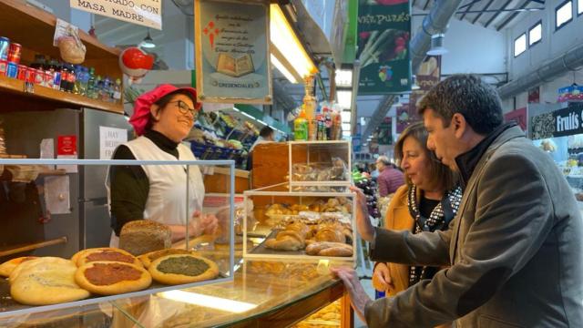 Mazón en el mercado de Dénia este sábado.