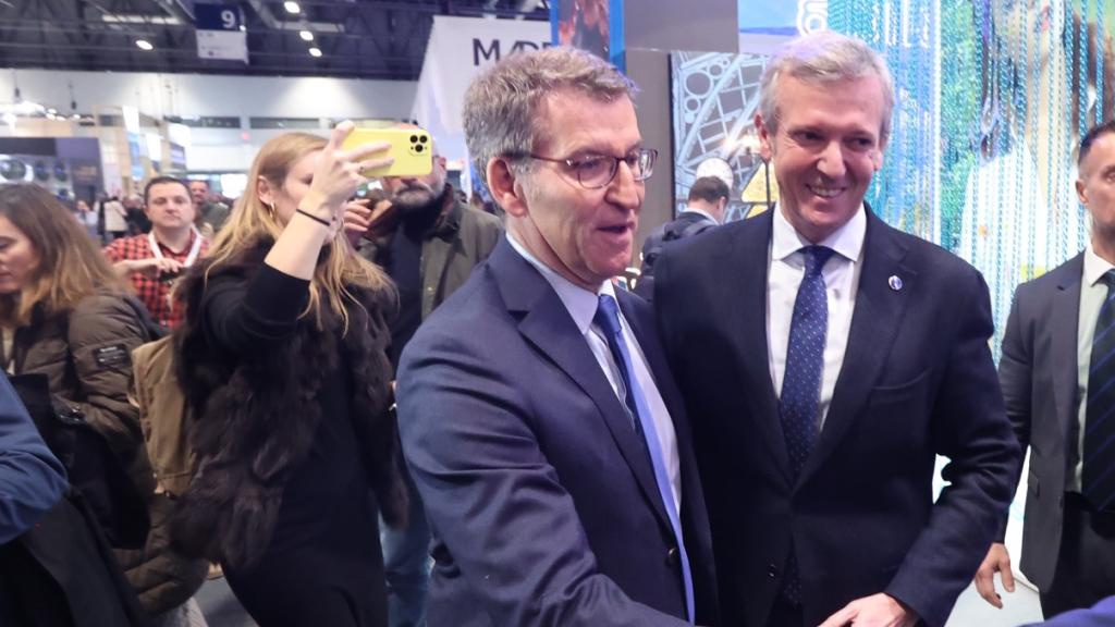 Alfonso Fernández Mañueco y Alberto Núñez Feijóo en Fitur 2023.